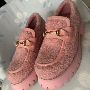 RAYE pink Sherpa loafer! Size 7. New, Never worn outside.